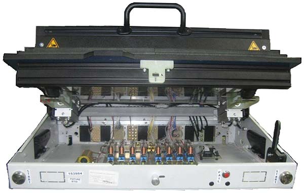 Cablurile, conexiunile şi piesele din interiorul adaptorului